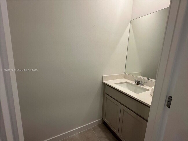 Building Photo - 822 SW 11th Ter