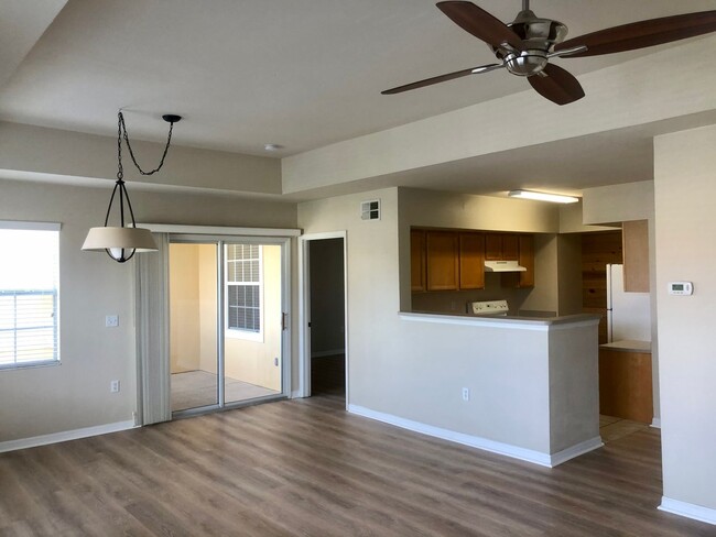 Building Photo - Nicely updated 2/2 unit available now for ...