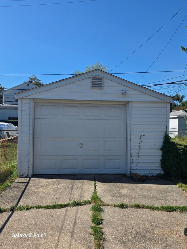 Building Photo - $1200 2 bedroom bungalow