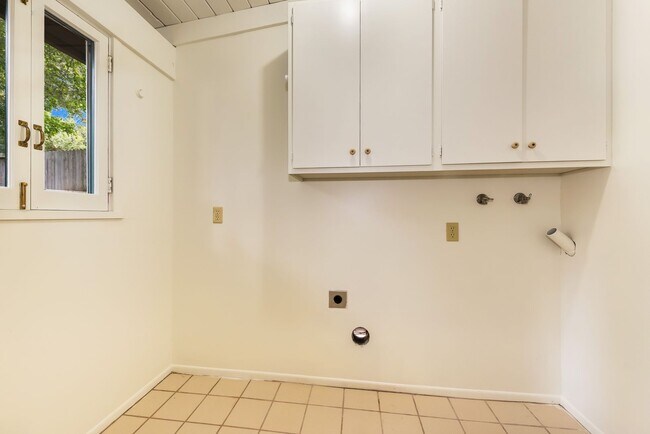 Building Photo - SPACIOUS SAN ROQUE HOME (CENTRAL AC)