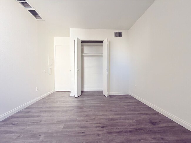 Building Photo - Updated 2Bed/ 2Bath in Canoga Park