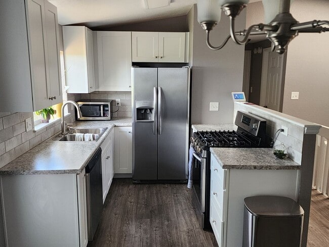 Building Photo - Charming 3-Bedroom Home in a Prime Location!
