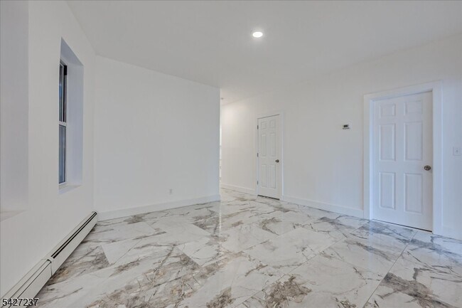 Building Photo - 520 E Jersey St