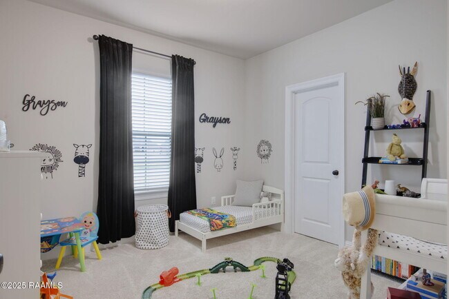 Building Photo - 301 Oak Hill Ln