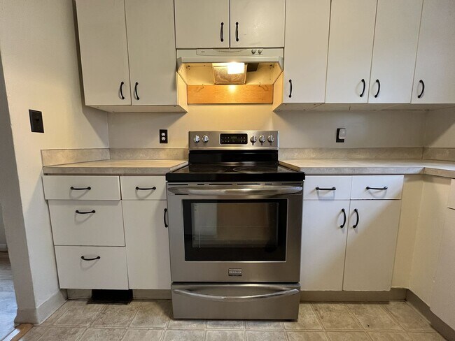 Building Photo - Cozy Portland Gem with Bright, Open Living...