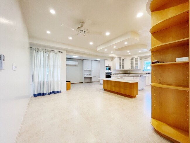 Building Photo - Panoramic Views from Executive Home near Tripler & Kaiser Hospitals
