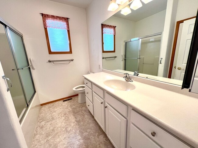 Building Photo - Dog Friendly 3 bed 2 bath Home