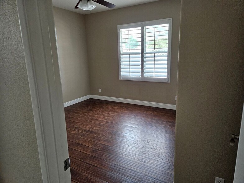 Building Photo - 410 Caliente Dr