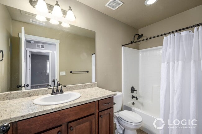 Building Photo - Beautiful Home in Midvale!