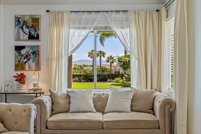 Building Photo - Beautiful Townhome in Chula Vista zz