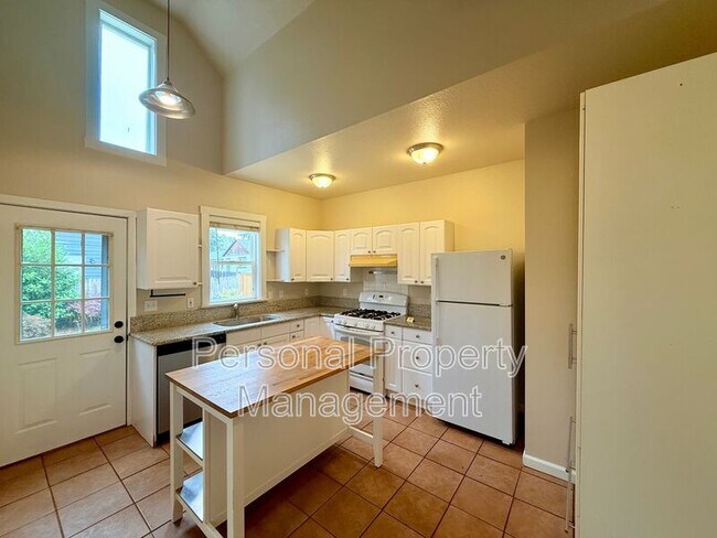 Building Photo - 409 W McLoughlin Blvd