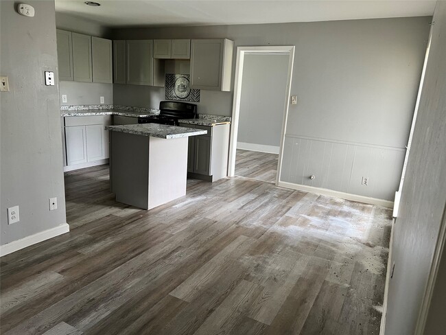 Building Photo - 10859 Fairland Dr