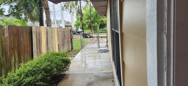 Building Photo - 4 bedroom 2 bath