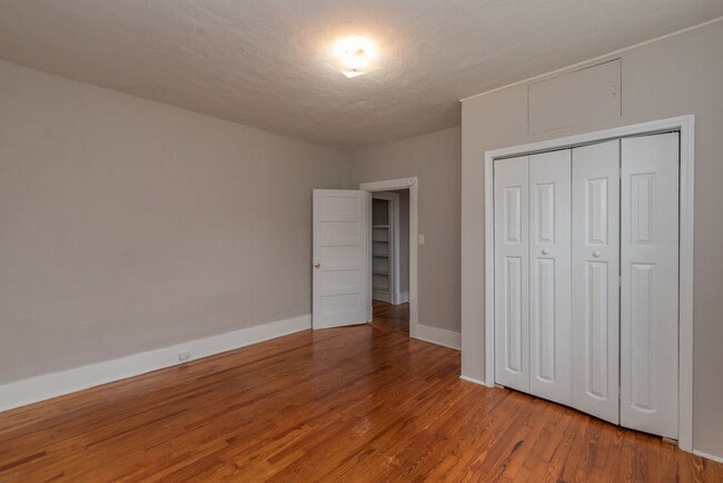 Building Photo - Spacious 2 Bedroom Cottage w/ Granite & Ha...