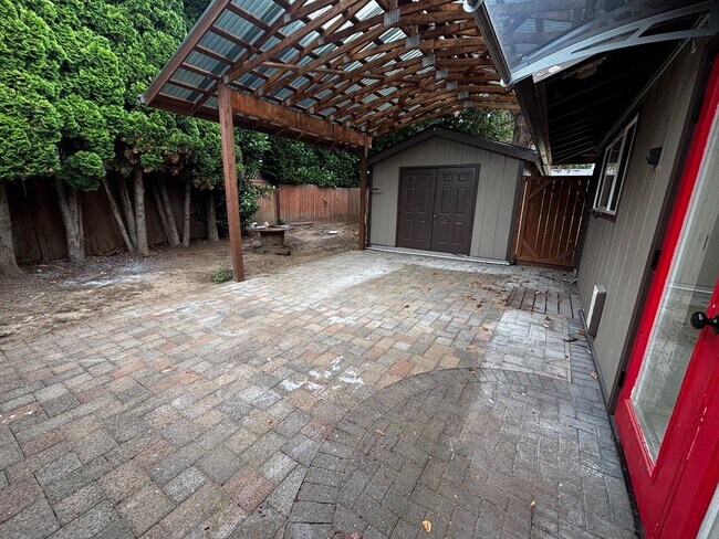 Building Photo - Charming Marysville Rambler-Style Duplex