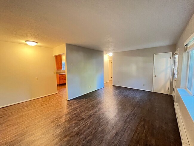 Building Photo - Lovely 2 Bed + 1 Bath Unit in Forest Grove...