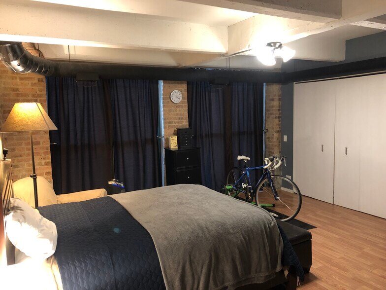 Primary bedroom - 1720 N Marshfield Ave