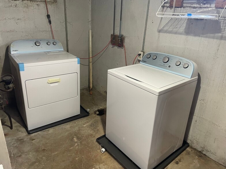 Building Photo - 829 Custer Ave