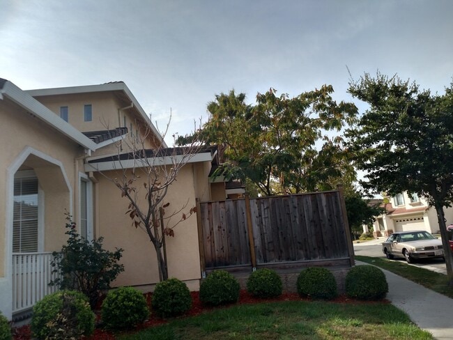 Building Photo - Beautiful Updated 4BD/3BA Two Story Home -...