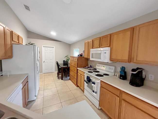 Building Photo - 1736 La Maderia Dr