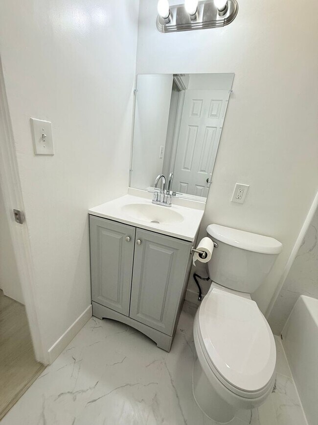 Building Photo - 1219-1219 Kuokoa St