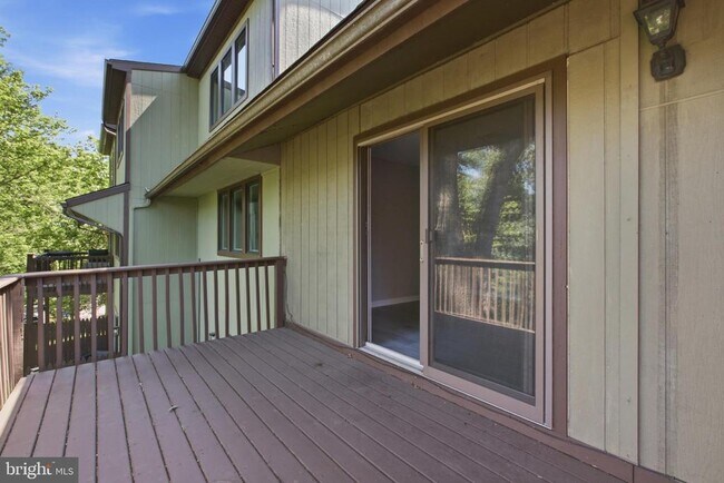 Building Photo - 27 Darien Way