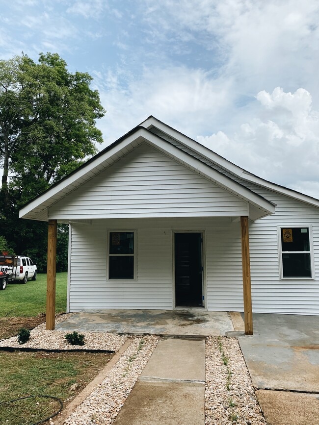 Building Photo - 808 E Mobile St
