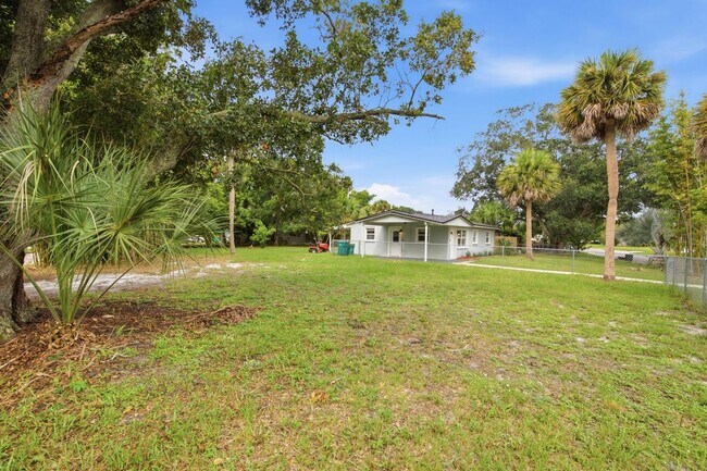 Building Photo - 2267 Robinhood Dr
