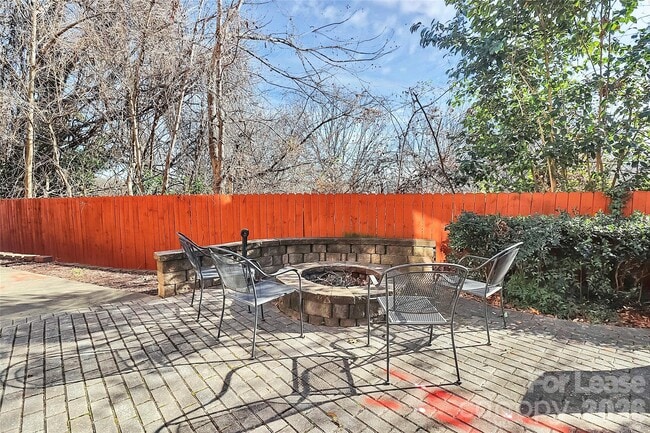 Building Photo - 105 S Summit Ave