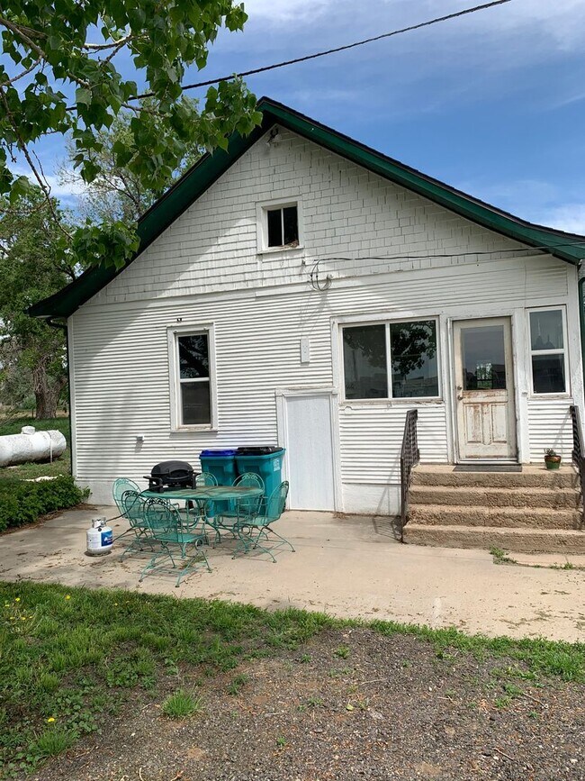 Building Photo - Ranch Style Farm House!