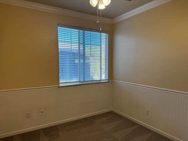 Building Photo - Beautiful and spacious 4 bedroom/ 2.5 bathroom home