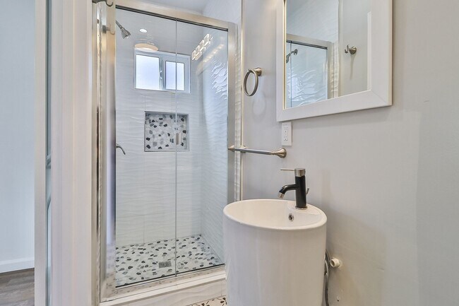 Building Photo - MOVE-IN READY 5BR w/pool + guest unit w/half bath!