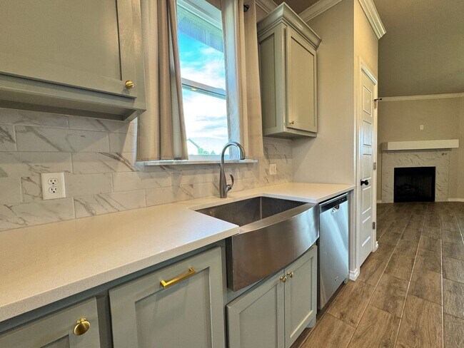 Building Photo - Spacious 3-Bedroom Home with Designer Kitc...