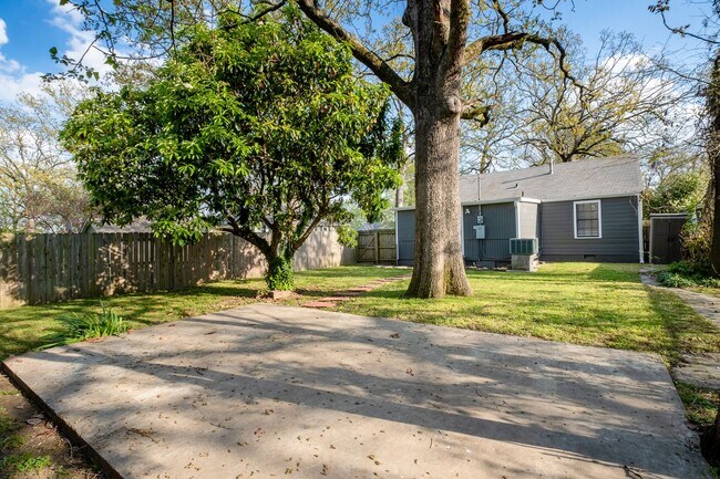 Building Photo - Updated 3-Bedroom Home with Fully Equipped Kitchen & Washer/Dryer in Great Neighborhood!