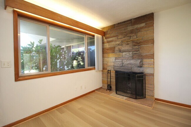 Building Photo - 3200-3236 SW Marigold St