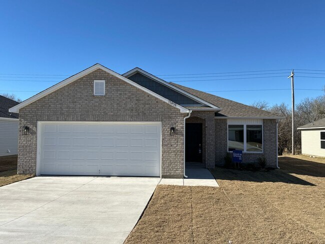 Building Photo - *Pre-leasing* NEWER Three Bedroom | Two Ba...