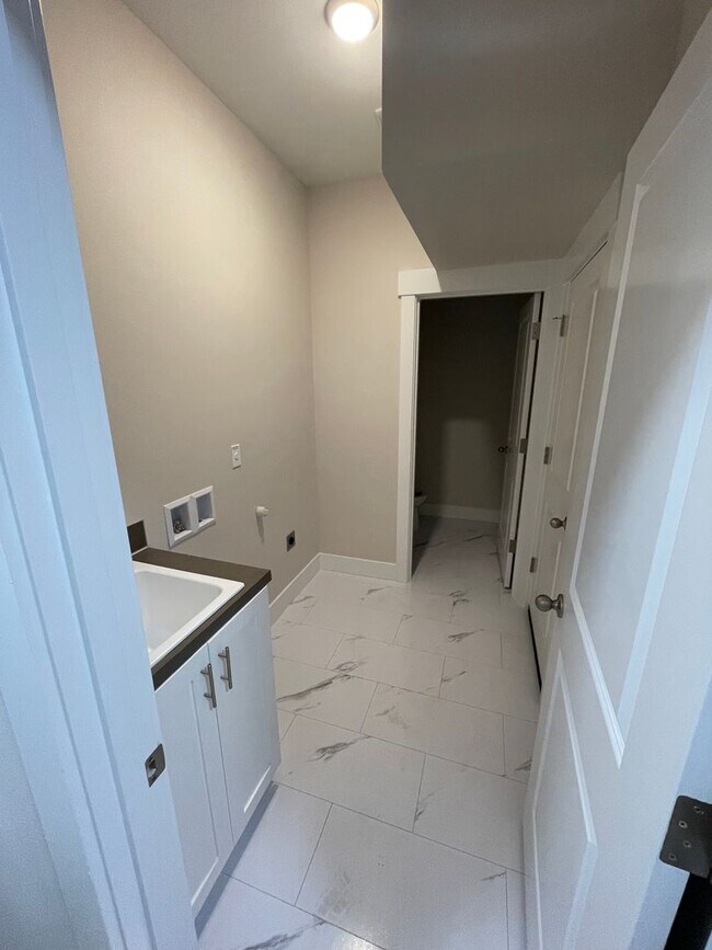 Building Photo - 1401 E Hardcastle Ave