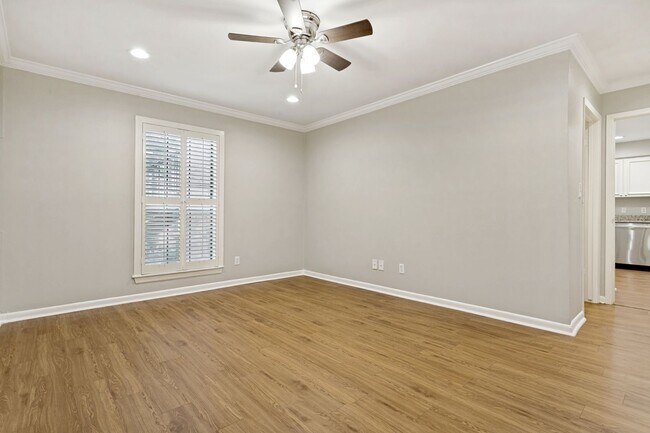Building Photo - GROUND-FLOOR 2-BEDROOM ALAMO HEIGHTS CONDOMINIUM