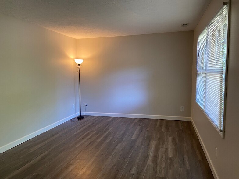 Building Photo - 3416 S Kennedy Dr