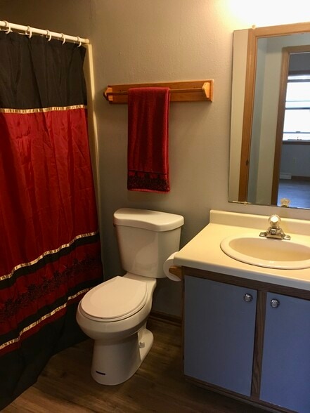 Building Photo - 425 E Monroe Ave