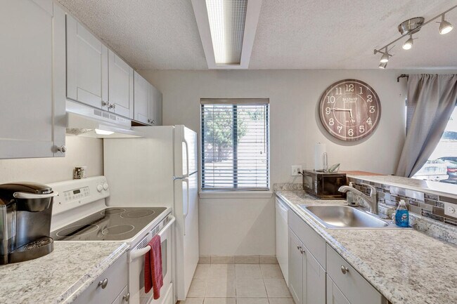 Building Photo - 6380 S Boston St