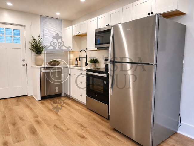 Building Photo - Avail Sept 1: 2BR Apt in Beechview, South Hills.  BEAUTIFUL design, Laminate Floors, AC, Pets OK,...
