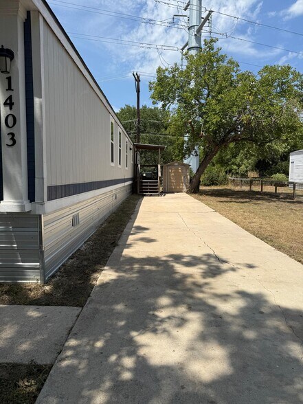 Large private driveway - 1403 Harper Dr