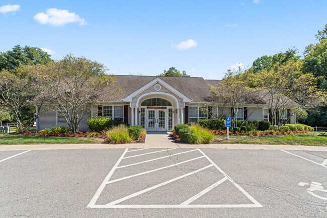 Building Photo - 601 Larson Dr