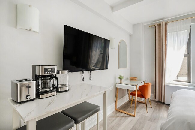 Building Photo - 234 W 73rd St