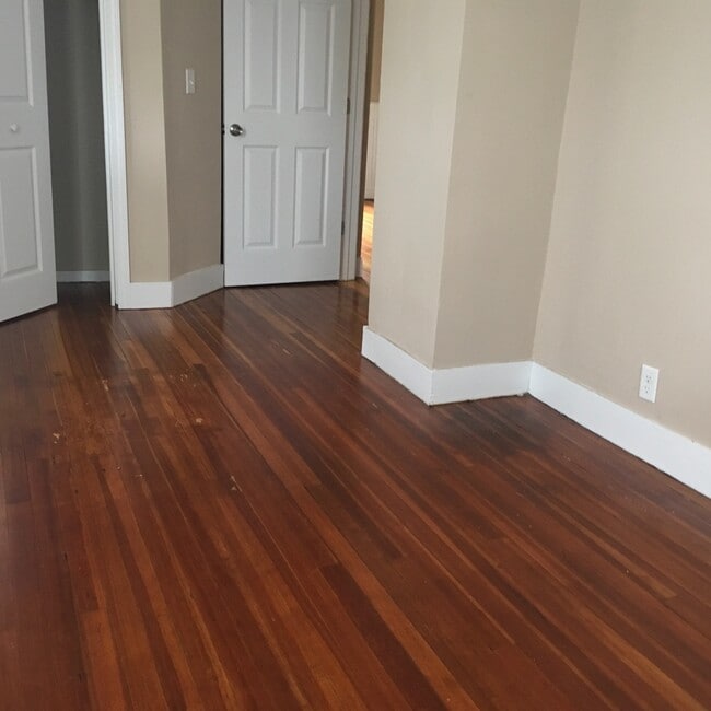 Building Photo - Spacious 3 Bedroom Single-family in Berlin!