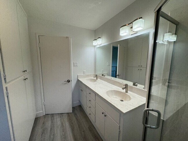 Building Photo - Wonderful 2 story home in Orinda