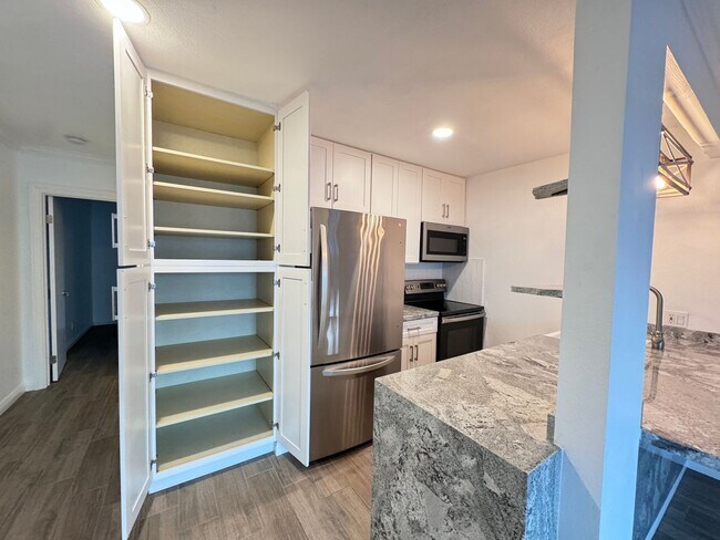Building Photo - Beautifully Remodeled 1 BD, 1 Mile to beach