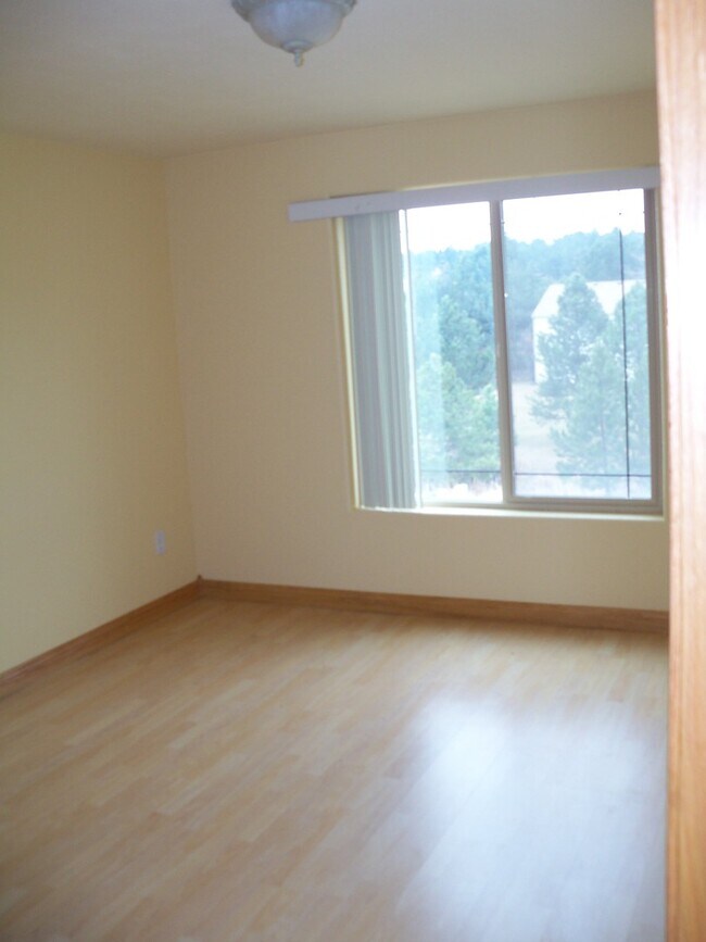 Building Photo - 6 BED | 3 BATH | TRIPLE GARAGE | RED ROCK ESTATES