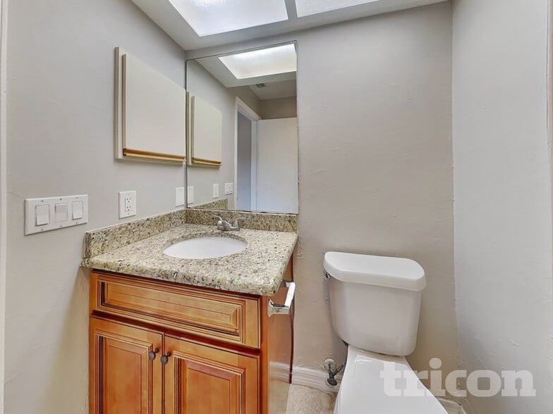 Building Photo - 1009 Jamaica Way